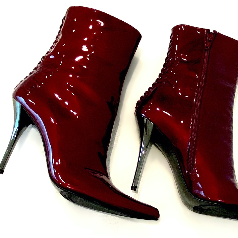 Stuart Weitzman Candy Apple Red Patent Leather Boots 7.5 w Chain detail